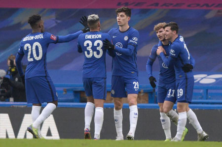 广州小学生观战轮椅篮球赛为运动员加油