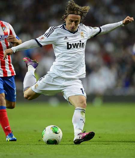 詹姆斯高空接力扣篮，点燃全场