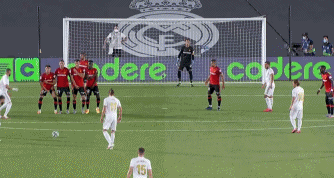 瓜帅：这是谢尔基第一次插花脚传中，他要学习梅西踢得更简洁