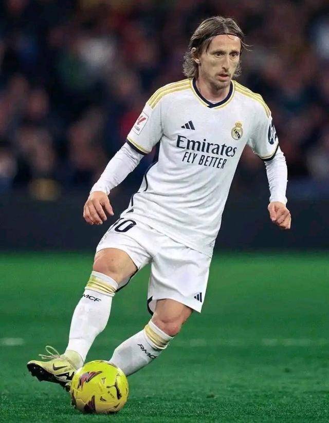 电讯报：纽卡可能无法在冬窗签下阿尔克马尔中场斯密特