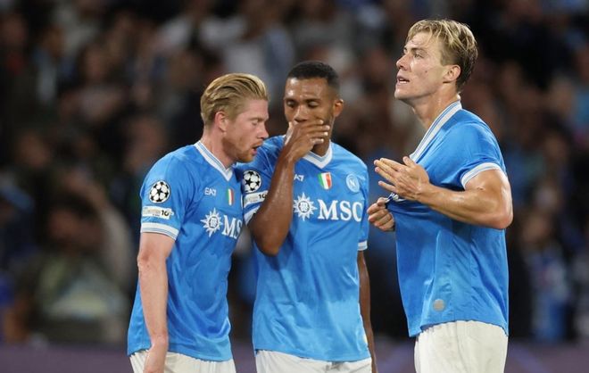 欧冠赛前穆里尼奥与两名昔日弟子重逢，并亲吻了斯内德的光头